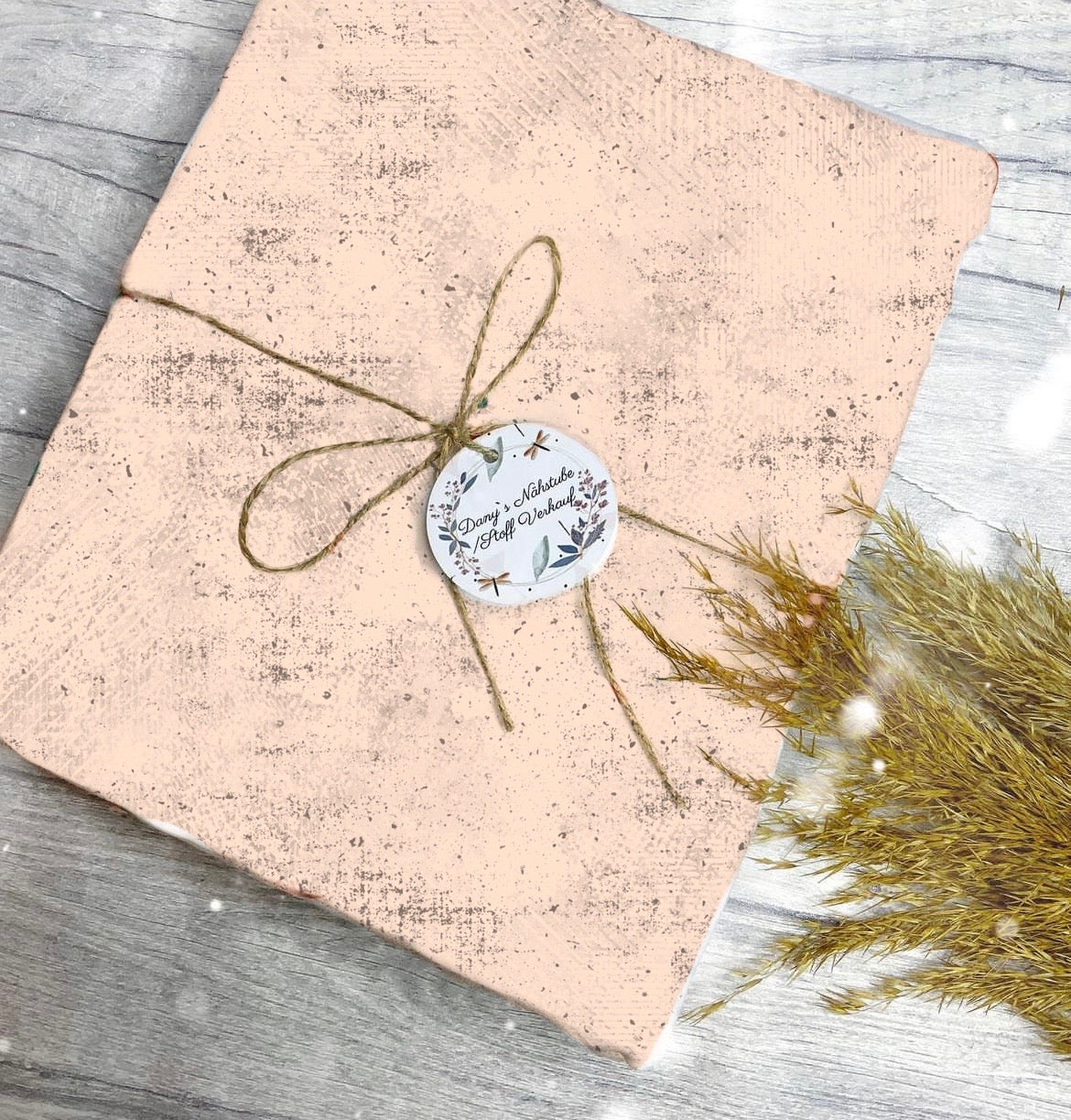 Beige Grunge Augustvorbestellung